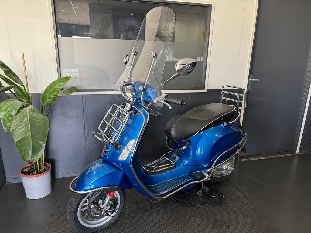 Vespa Sprint snor nieuwstaat!! 4.900 km!!, Fietsen en Brommers, Scooters | Vespa, Ophalen of Verzenden, Zo goed als nieuw, Benzine