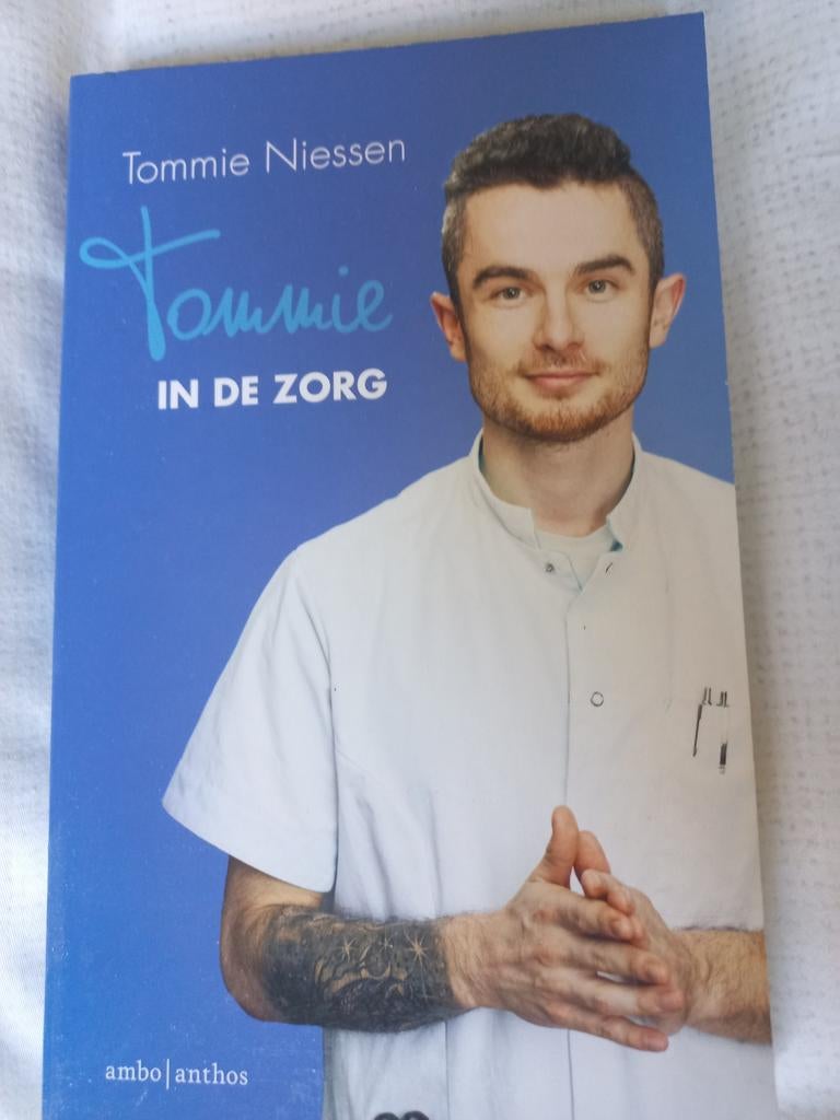 Tommie in de Zorg - Tommie Niessen (Boek), Ophalen of Verzenden, Gelezen, Overige typen, Tommie Niessen