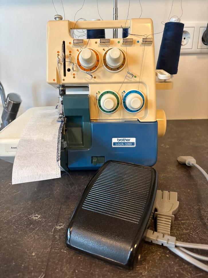 Brother Lockmachine Lock-526D - Zo goed als nieuw, met garen, Hobby en Vrije tijd, Naaimachines en Toebehoren, Zo goed als nieuw