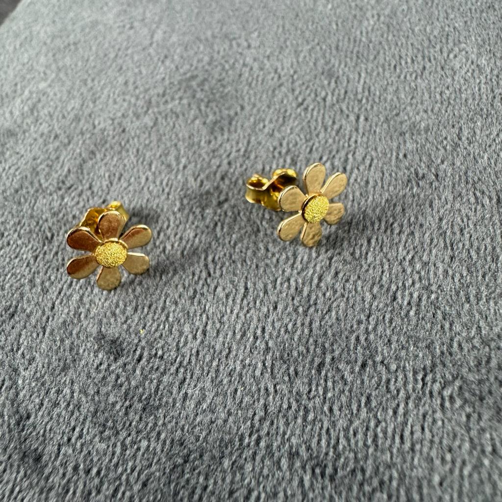 Gouden Oorbellen | 18k | 1,67g | stekers bloem | 404677, Gebruikt, Ophalen of Verzenden, Knopjes of Stekers, Goud