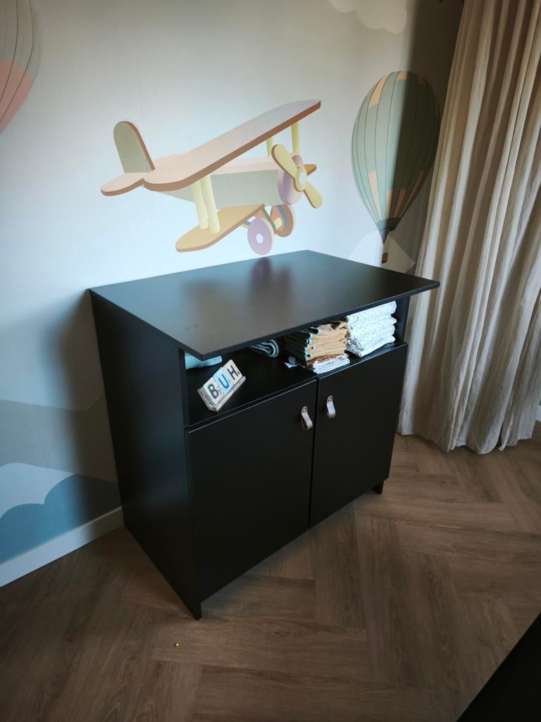 Zwarte commode met twee deuren en open vak, Kinderen en Baby's, Kinderkamer | Commodes en Kasten, Ophalen, 50 tot 70 cm, 90 tot 105 cm