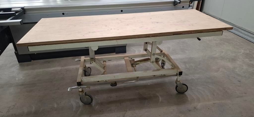 In hoogte verstelbare en verrijdbare werktafel / werkbank, Ophalen, Gebruikt
