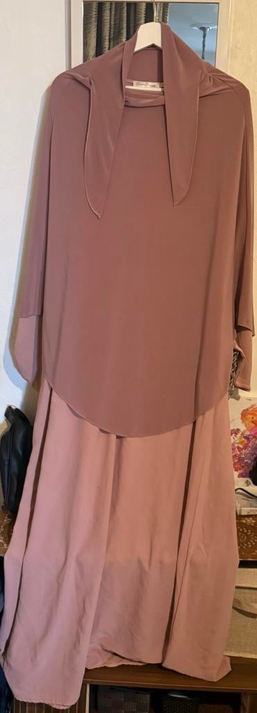 Oud roze abaya + 2 bijpassende tieback khimaars, Kleding | Dames, Maat 42/44 (L), Ophalen of Verzenden, Zo goed als nieuw, Roze