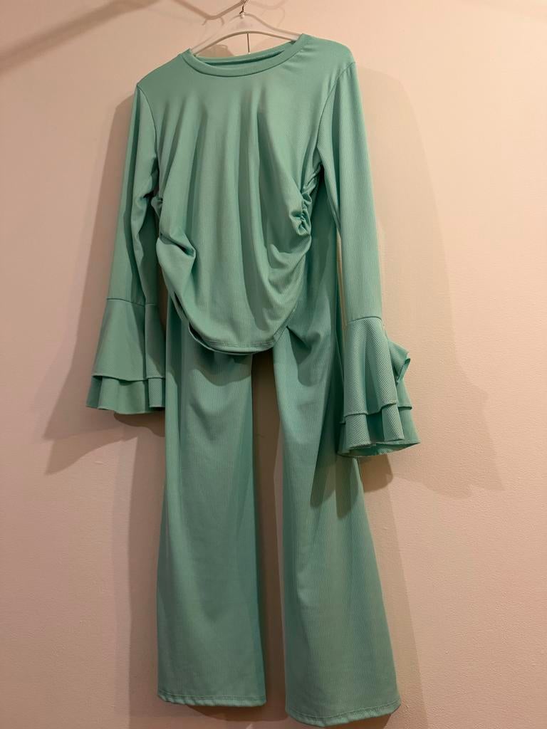 Mintgroene geribbelde tweedelige set met flairmouwen, Kleding | Dames, Broeken en Pantalons, Maat 38/40 (M), Nieuw, Ophalen of Verzenden