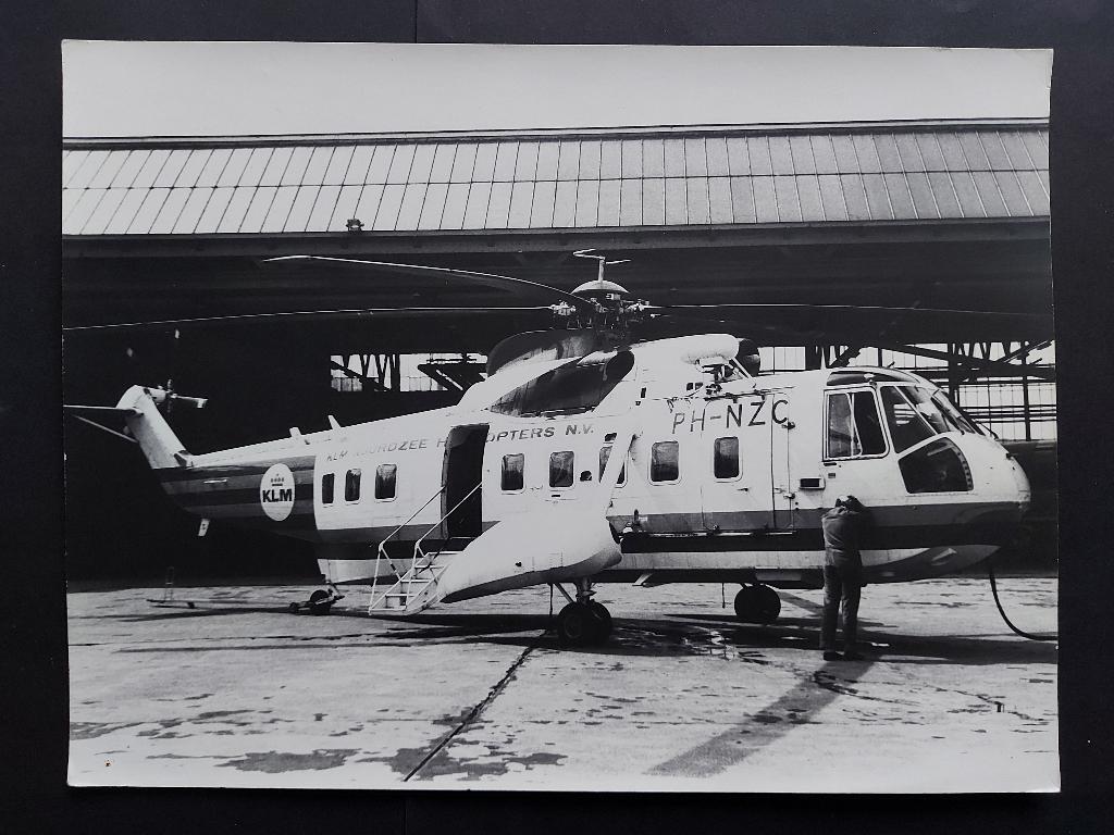 Foto van een KLM Helikopter de PH-NZC (F1007), Ophalen of Verzenden, Gebruikt, Kaart, Foto of Prent