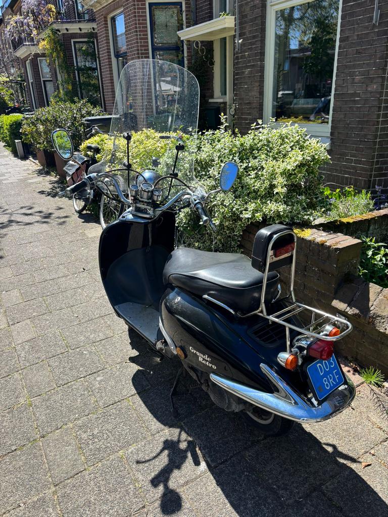 Zwarte Grande Retro scooter, Fietsen en Brommers, Snorfietsen en Snorscooters, Ophalen, Gebruikt, Benzine, Overige merken