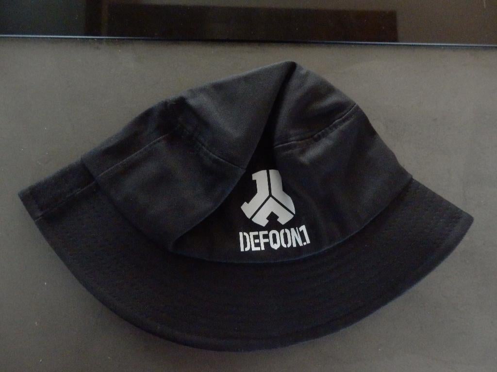 Defqon1, zwart hoedje, Eén persoon