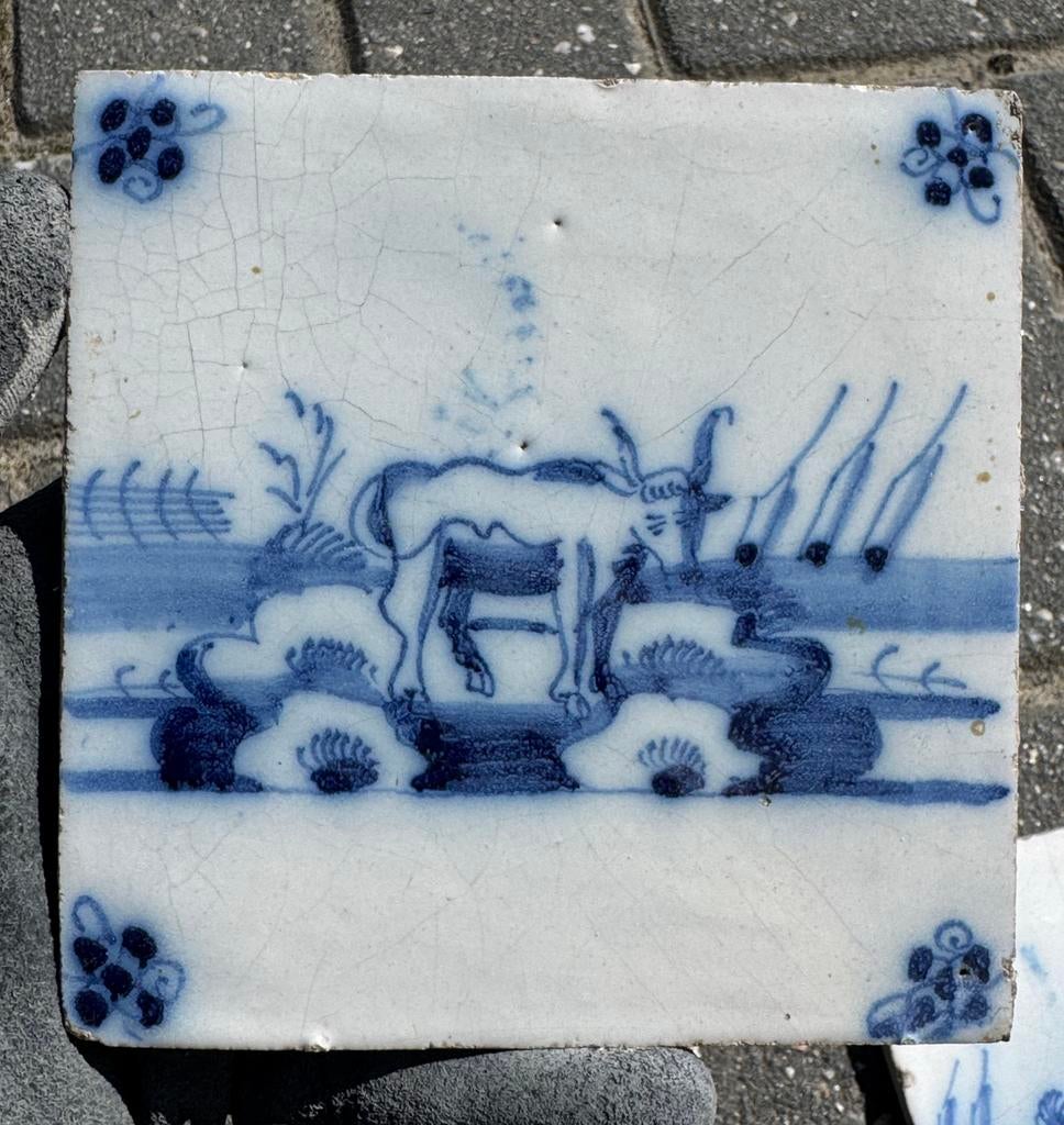 Antieke tegel 1750 Stier, Antiek en Kunst, Ophalen of Verzenden