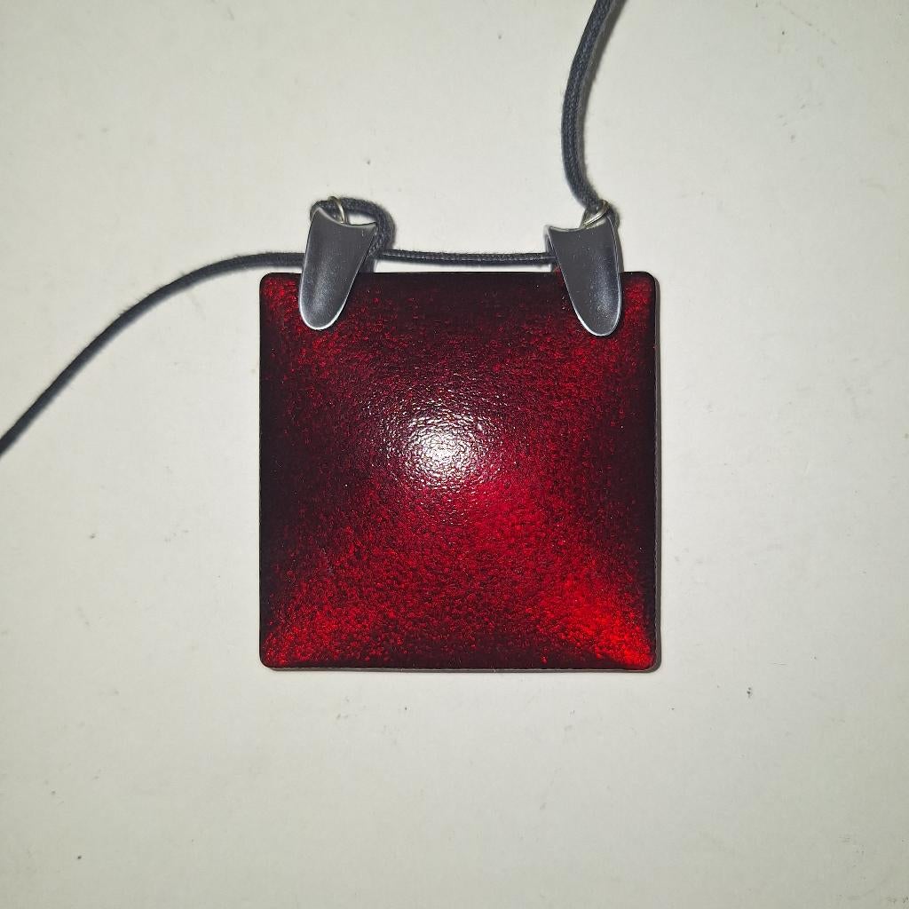 Lange zwarte leren ketting met bordeauxrode hanger, Sieraden, Tassen en Uiterlijk, Kettingen, Ophalen of Verzenden, Zo goed als nieuw