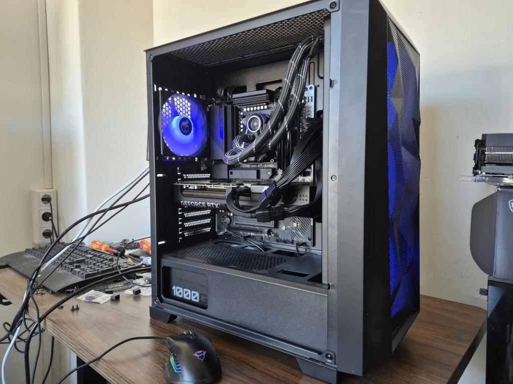 Gaming PC // RTX 5070 & AMD Ryzen 7 7800X3D //, 7604 HM, 32 GB, Zelf gebouwde pc, Ophalen of Verzenden
