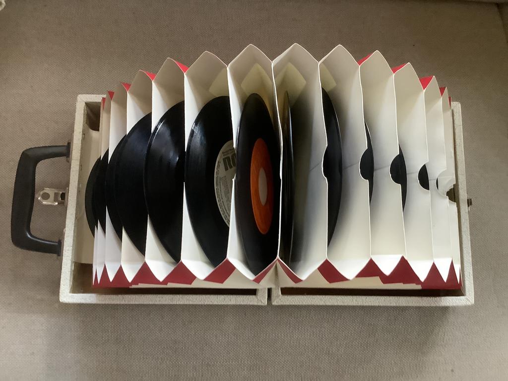 Vintage Platenkoffertje, incl 25 Singles, Cd's en Dvd's, Vinyl Singles, Ophalen of Verzenden, Gebruikt, Pop