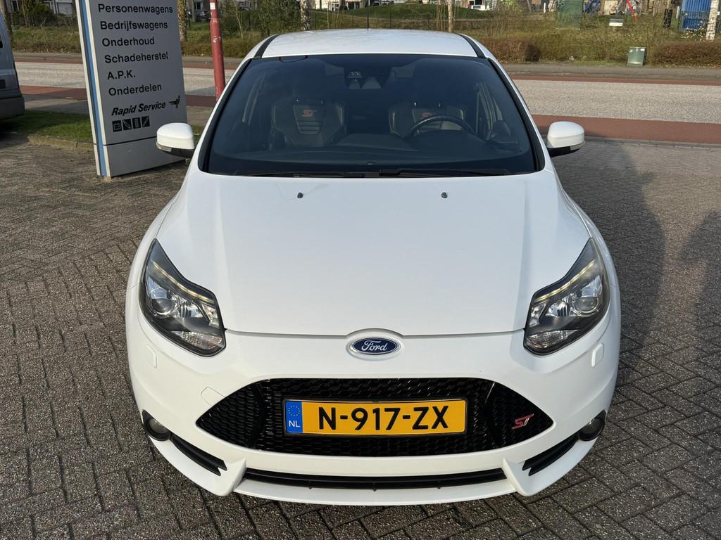 Ford Focus 2.0 EcoBoost ST-3 250pk | Winter Pack | Xenon | R, Auto's, Euro 5, Gebruikt, Zwart, 4 cilinders
