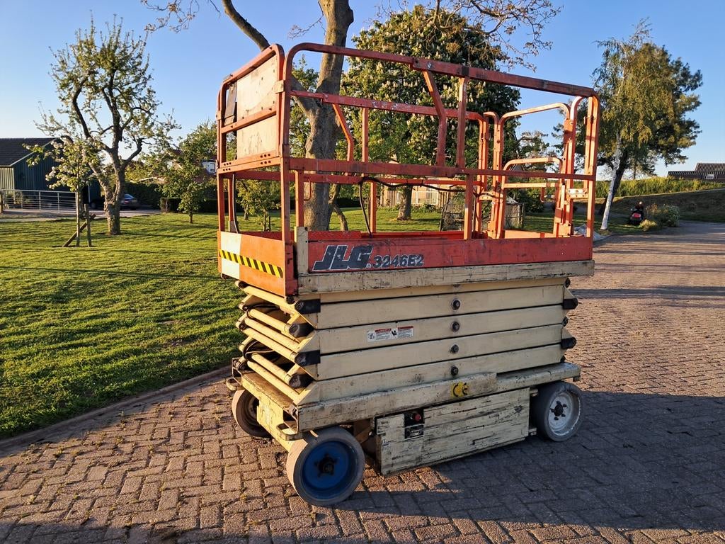 JLG 3246e2 schaarhoogwerker 12 meter werkhoogte, Doe-het-zelf en Verbouw, Steigers, Ophalen, Rolsteiger of Kamersteiger, 5 meter of hoger