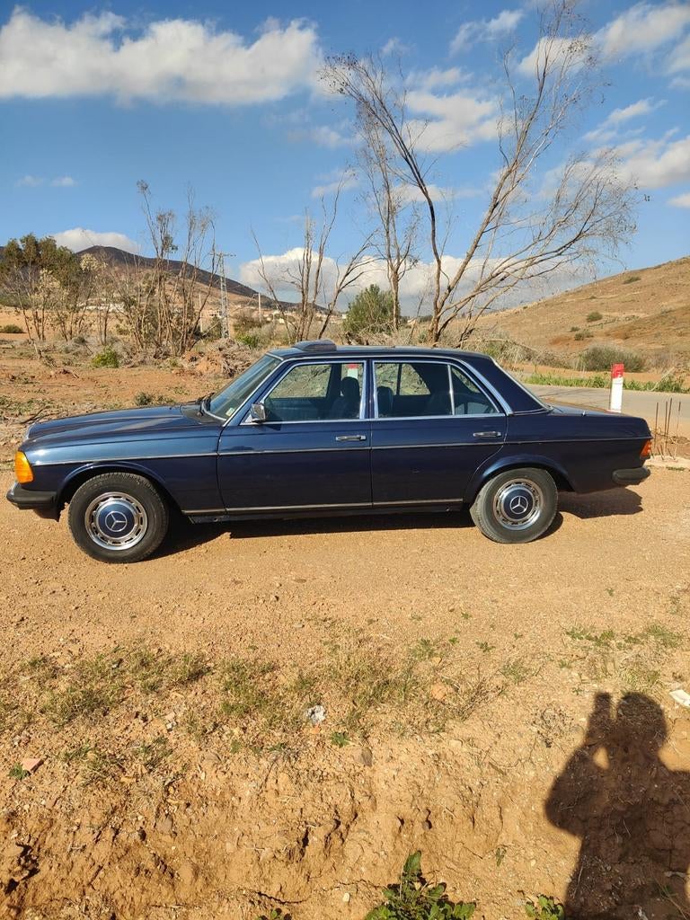 Mercedes-Benz 200-Serie 2.3 230 E AUT 1982 Blauw, Auto's, Automaat, 136 pk, 1370 kg, 4 cilinders