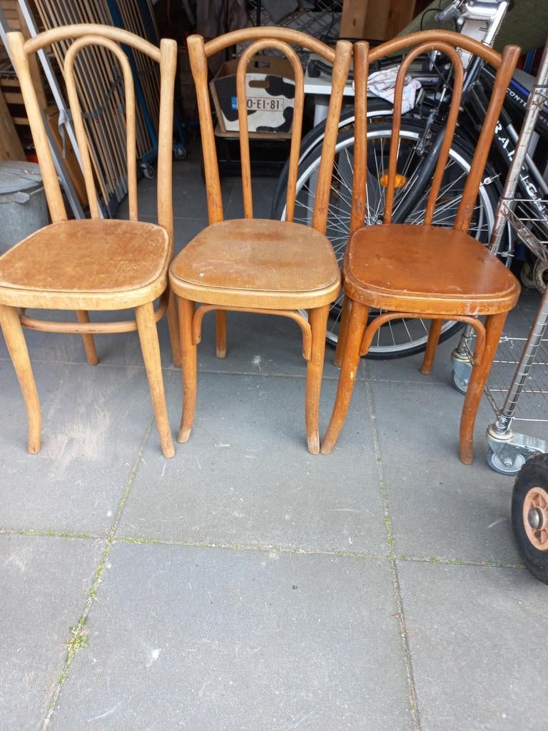 3 oude café stoelen met gebruiksporen, Huis en Inrichting, Stoelen, Ophalen, Gebruikt, Hout, Drie