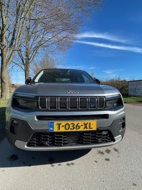 Jeep Avenger 1st Edition 54 kWh 156pk Automaat 2023 Grijs, Auto's, Jeep, Metallic lak, Stof, Zwart, 156 pk