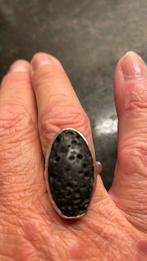 Zilveren ring met zwarte lavasteen, Gebruikt, Zwart, Ophalen of Verzenden, 17 tot 18