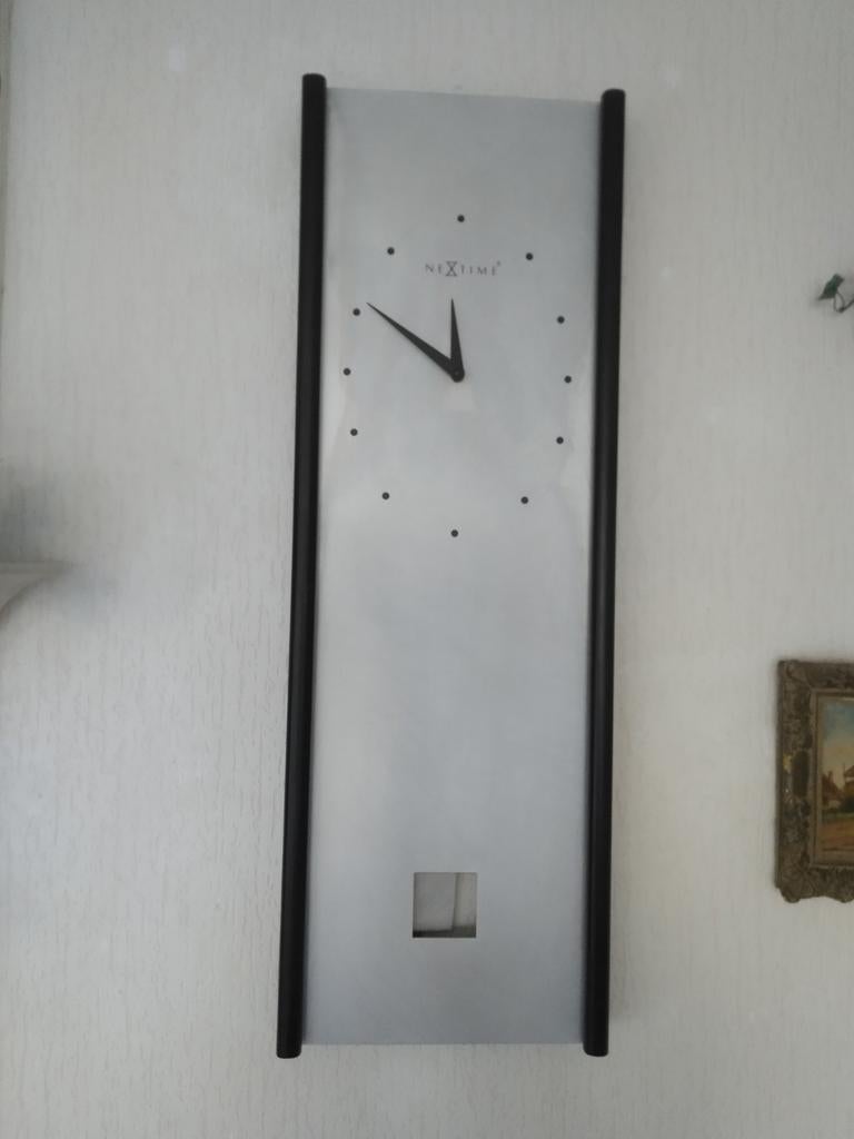 Nextime wandklok zilver met zwart 78 bij 27 cm, Ophalen, Wandklok
