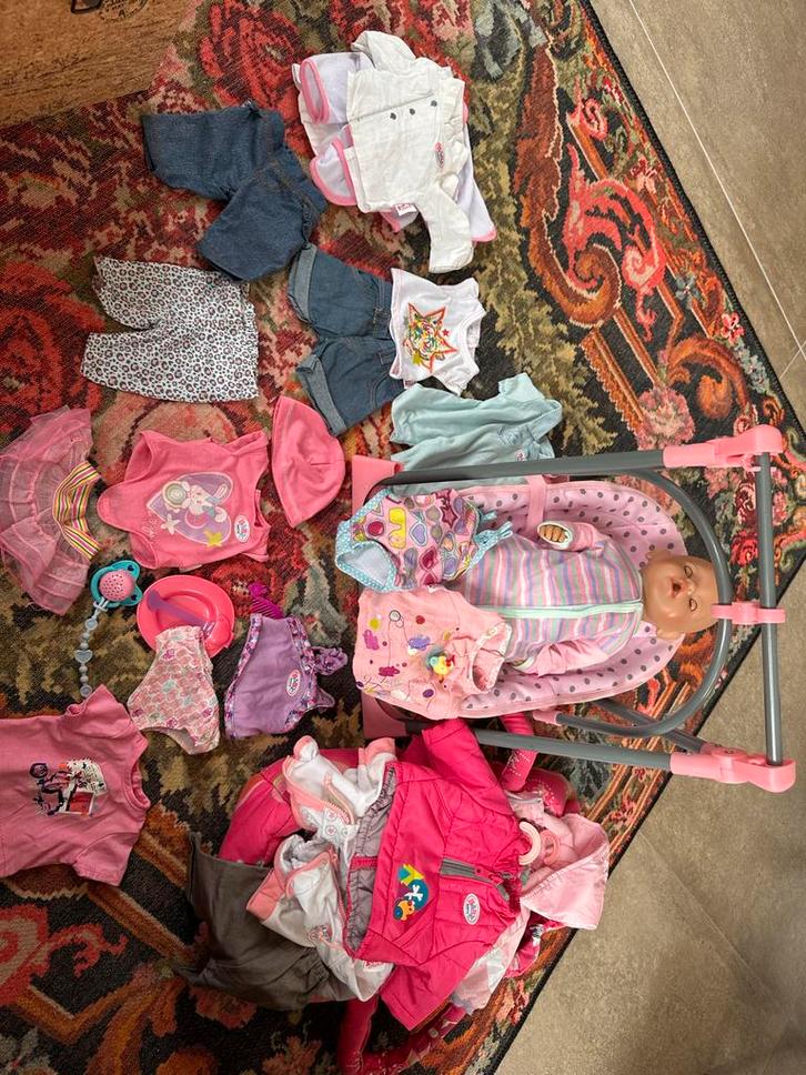 Baby Born pop met schommelstoel en veel kleding, Kinderen en Baby's, Speelgoed | Poppen, Zo goed als nieuw, Babypop, Ophalen of Verzenden