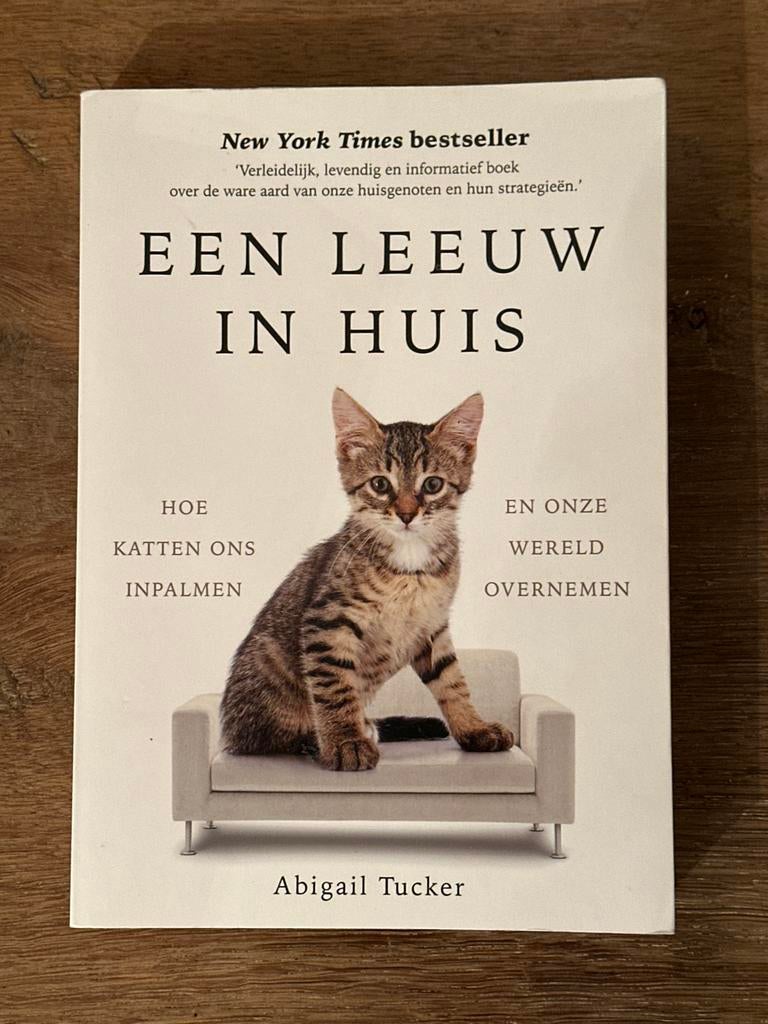 Een Leeuw in Huis - Hoe katten ons inpalmen, Ophalen of Verzenden, Zo goed als nieuw, Katten
