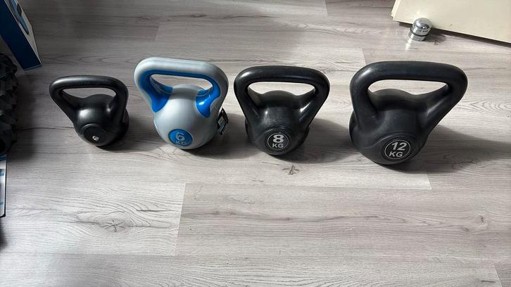 Kettlebells set: 4 kg, 6 kg , 8kg en 12 kg, Sport en Fitness, Fitnessmaterialen, Gebruikt, Kettlebell, Armen, Ophalen of Verzenden
