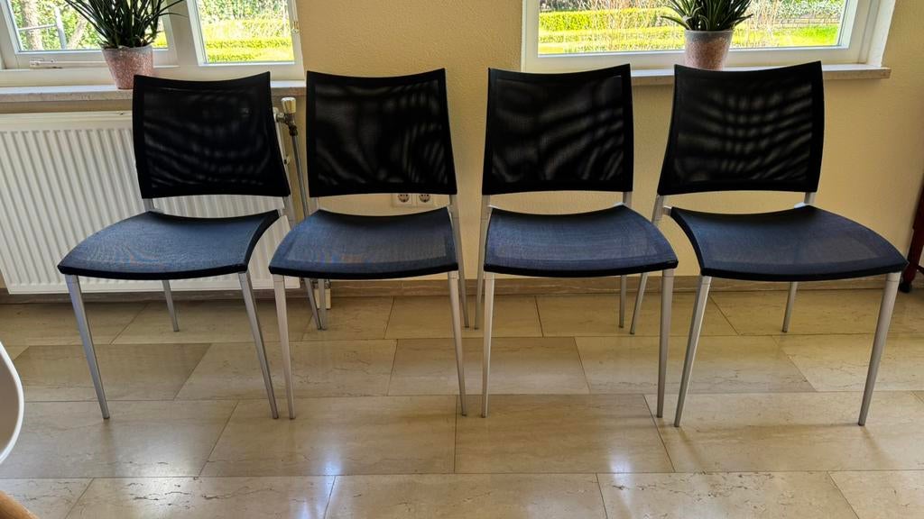 4 Desalto eetkamerstoelen aluminium zwart gaas, Ophalen, Gebruikt, Zwart, Design