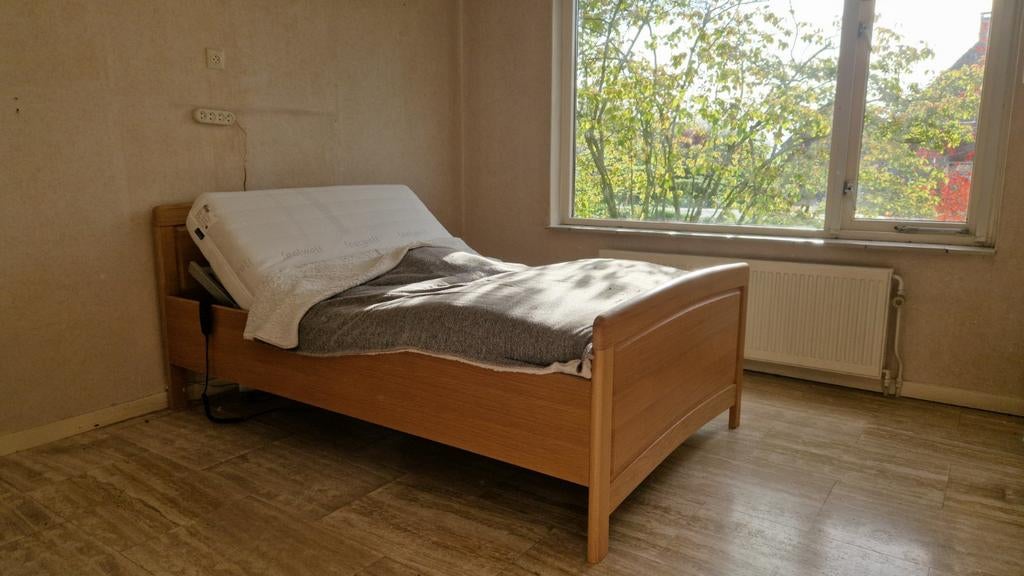 Elektrisch verstelbaar bed met deken en sta-op hulp, Eenpersoons, Bruin, Ophalen of Verzenden, Zo goed als nieuw