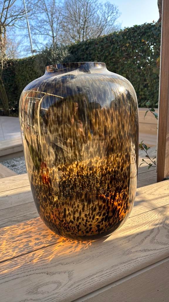Grote bruine vaas met print, Huis en Inrichting, Woonaccessoires | Vazen, Ophalen, Overige kleuren, Minder dan 50 cm, Glas