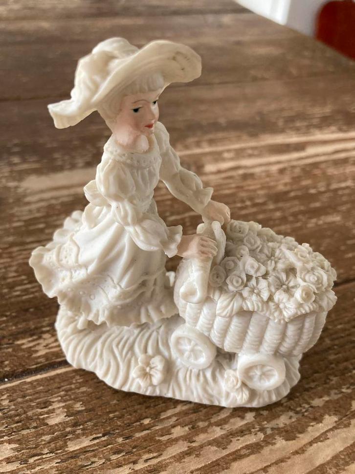 Vintage Porseleinen Biscuit Beeldje - Bloemenmeisje, Verzamelen, Beelden en Beeldjes, Gebruikt, Mens, Ophalen of Verzenden