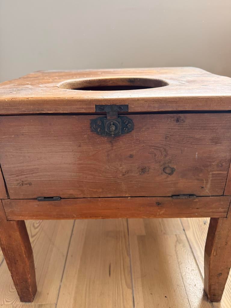 Antiek houten kastje, omgebouwd van postoel, Ophalen