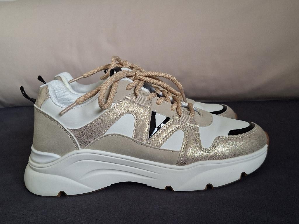 Sneakers van Shoeby maat 38, Wit, Ophalen of Verzenden, Sneakers of Gympen, Zo goed als nieuw