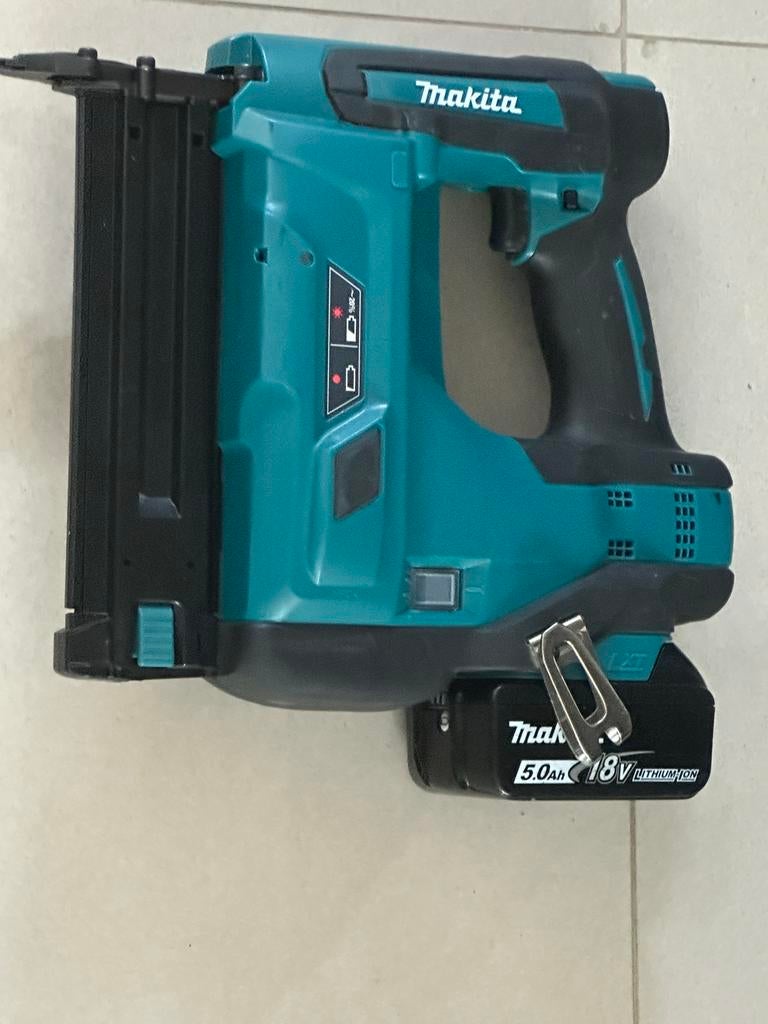 Makita Tacker DBN500 18V met accu, Ophalen of Verzenden, Zo goed als nieuw