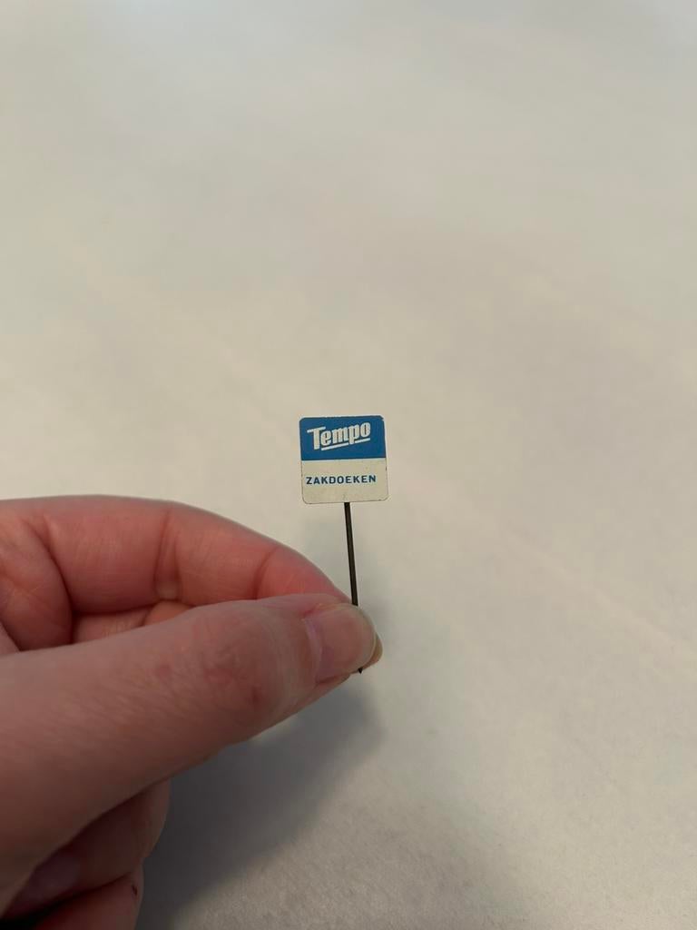 Tempo zakdoeken speldje (pin), Verzamelen, Speldjes, Pins en Buttons, Ophalen of Verzenden, Zo goed als nieuw, Overige onderwerpen