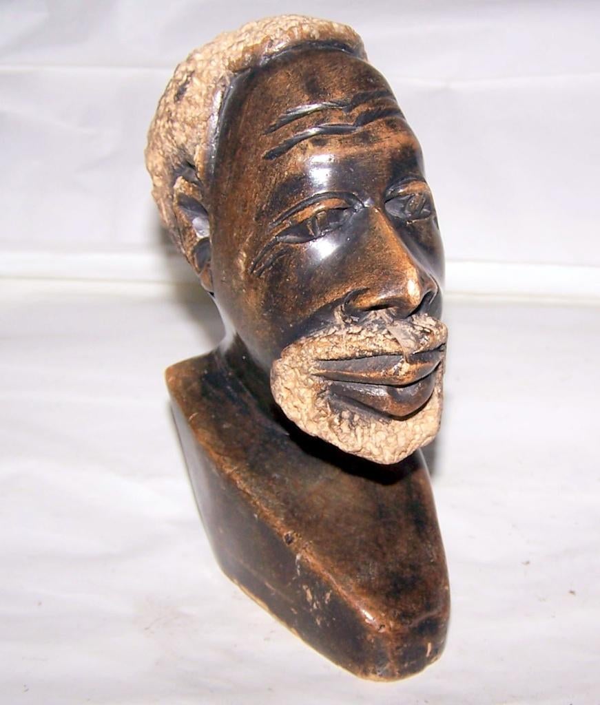 Handgesneden stenen beeld Afrikaanse man. H. 14cm. Izgs., Ophalen of Verzenden