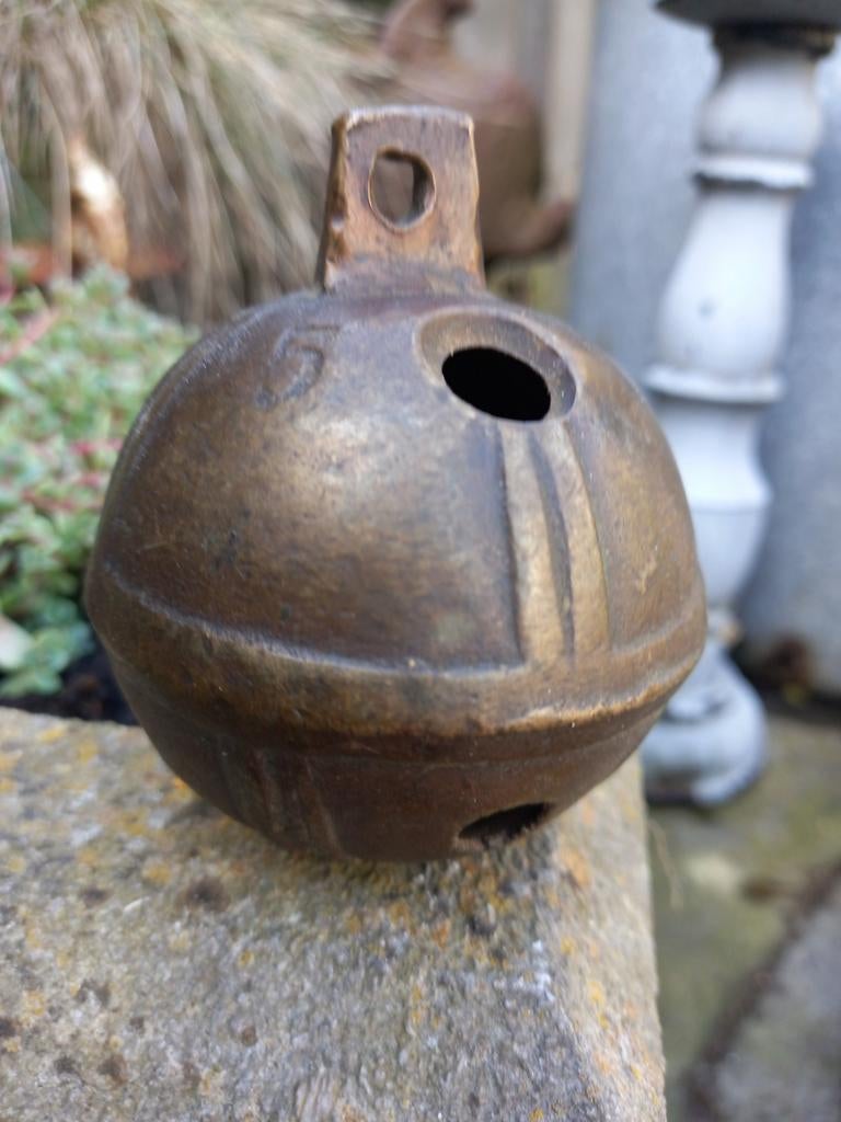 Antieke bronzen slee bel met nummer 5, Ophalen of Verzenden