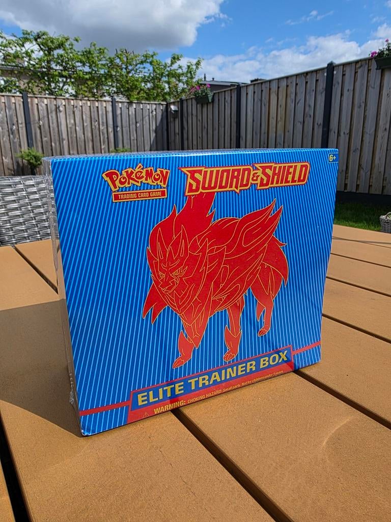 Pokémon Elite Trainer Box Sword & Shield Zamazenta Sealed, Hobby en Vrije tijd, Verzamelkaartspellen | Pokémon, Verzenden