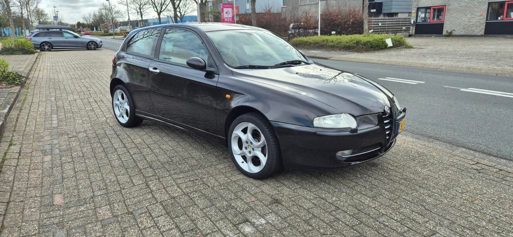 Alfa Romeo 147 1.6 T.spark 16V 77KW 3DR 2003 Zwart, Auto's, Voorwielaandrijving, 1165 kg, 400 kg, Zwart