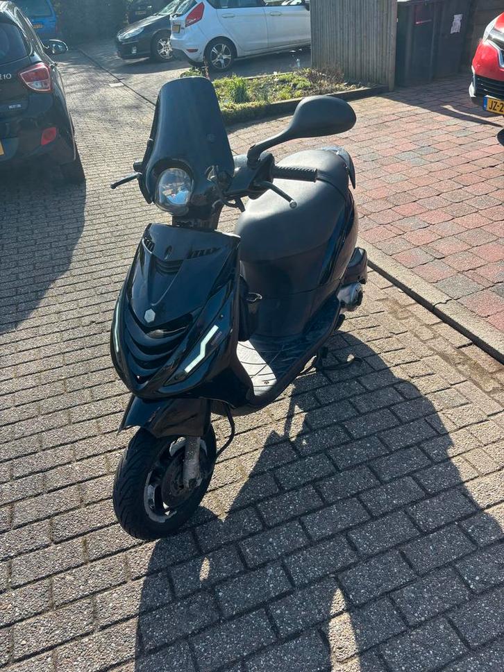 Piaggio Zip 4-takt 50cc - Goed onderhouden met LED, Fietsen en Brommers, Scooters | Piaggio, Gebruikt, Zip, Maximaal 45 km/u, Benzine