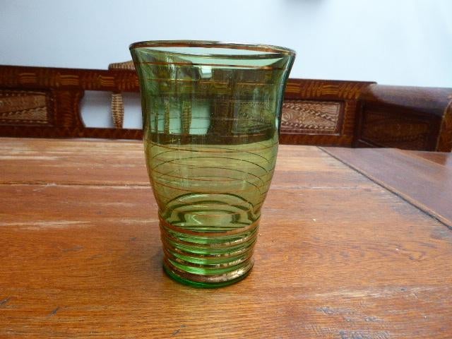 art deco groen glazen vaasje met gouden details