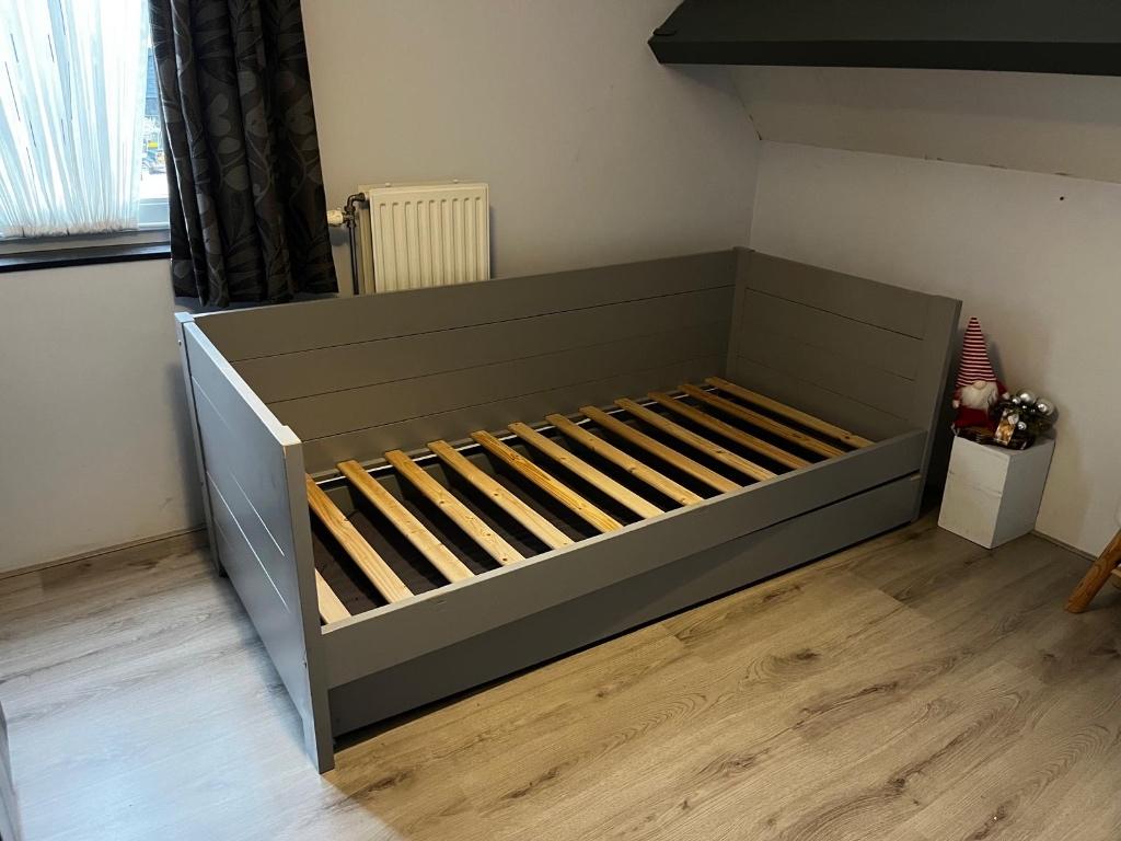 Houten bed, Ophalen, 85 tot 100 cm, Gebruikt, Matras