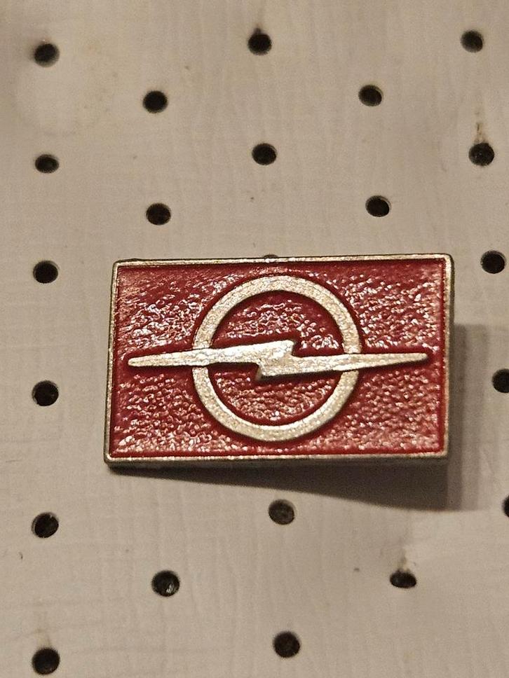 Vintage Opel Speldje - Rood met Bliksemschicht Logo, Verzamelen, Speldjes, Pins en Buttons, Gebruikt, Speldje of Pin, Transport