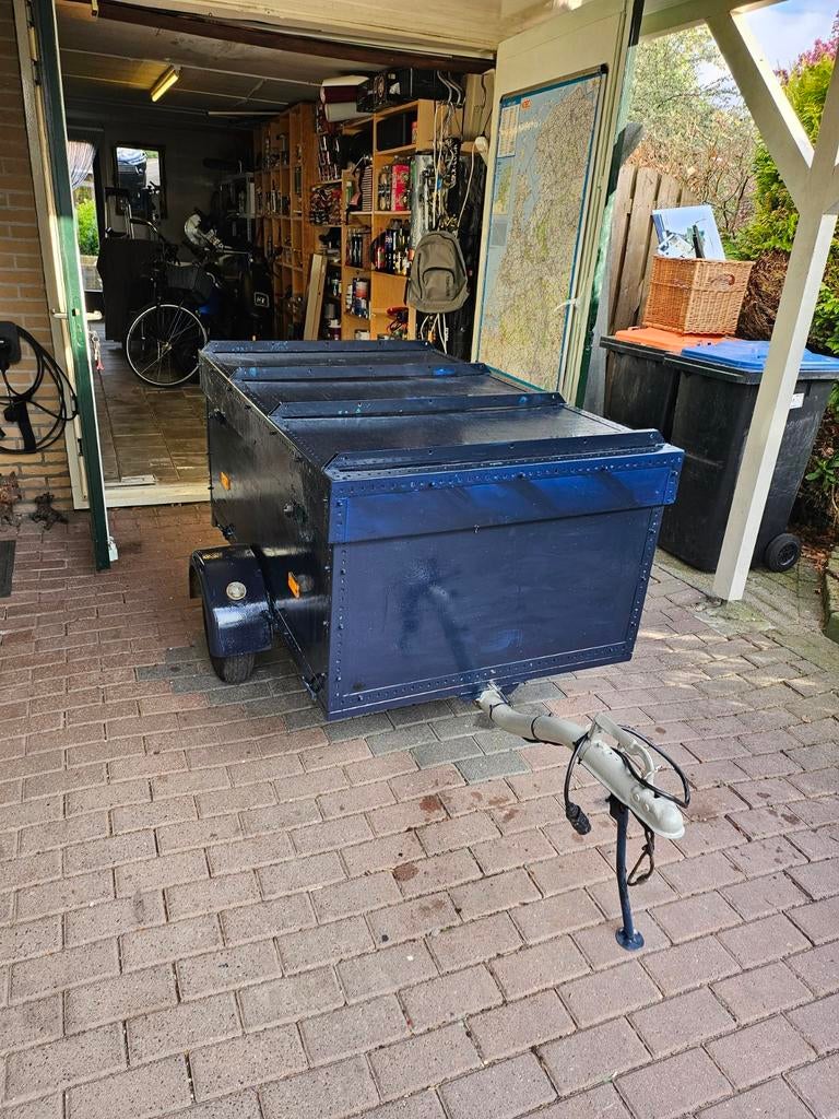 Aanhanger met gesloten bak en reservewiel, Ophalen of Verzenden