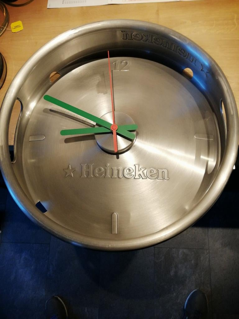 KLOK Heineken RVS biervat fust., Huis en Inrichting, Ophalen of Verzenden, Wandklok