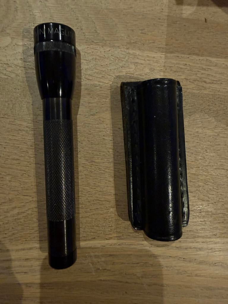 Mini Maglite AA met leren riem houder., Caravans en Kamperen, Zaklampen, Ophalen of Verzenden, Zo goed als nieuw, Batterij