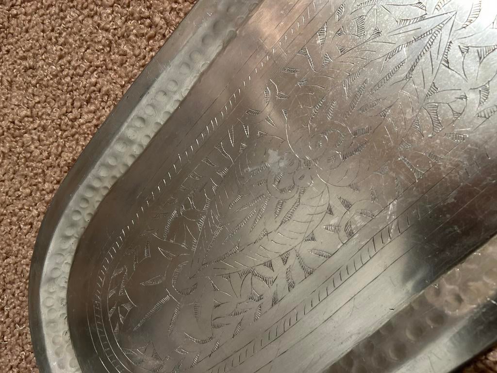 Metalen gegraveerd dienblad van Riviera maison, goede staat., Ophalen of Verzenden, Zo goed als nieuw, Ovaal, Metaal