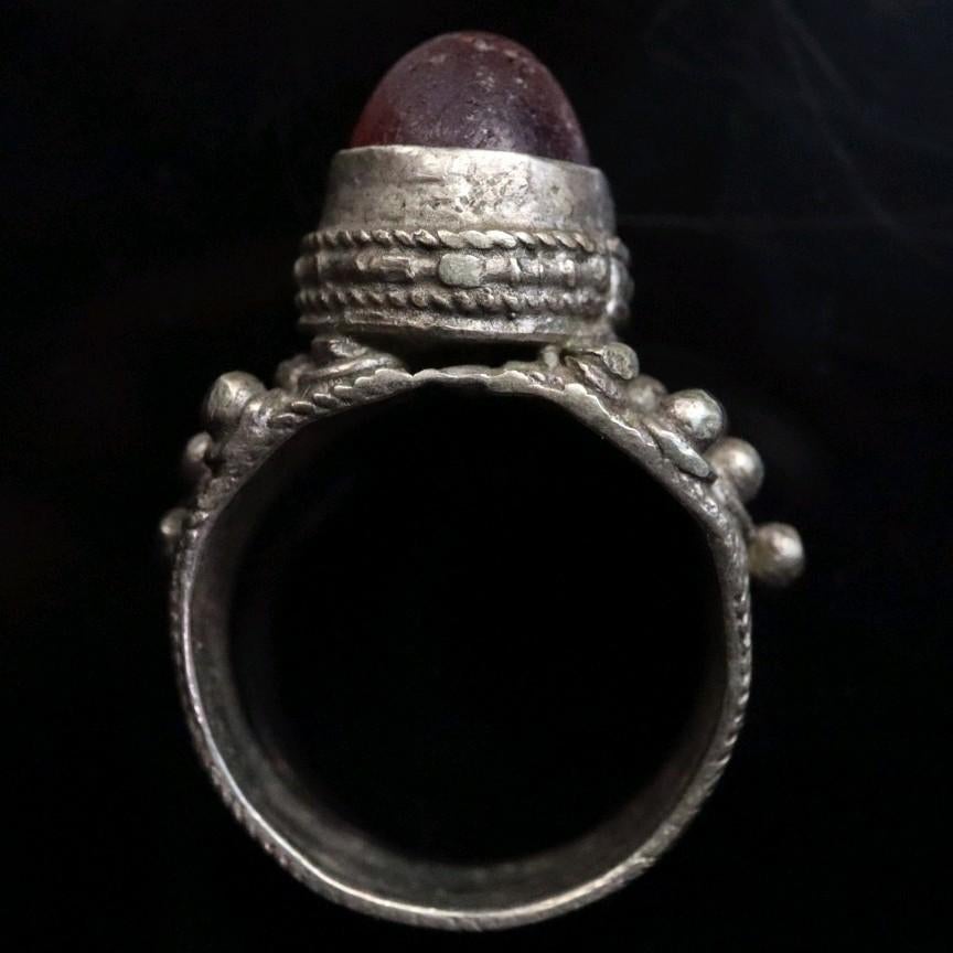 Middeleeuws zilveren ring - met rode cabuchon, Ophalen of Verzenden, Zilver