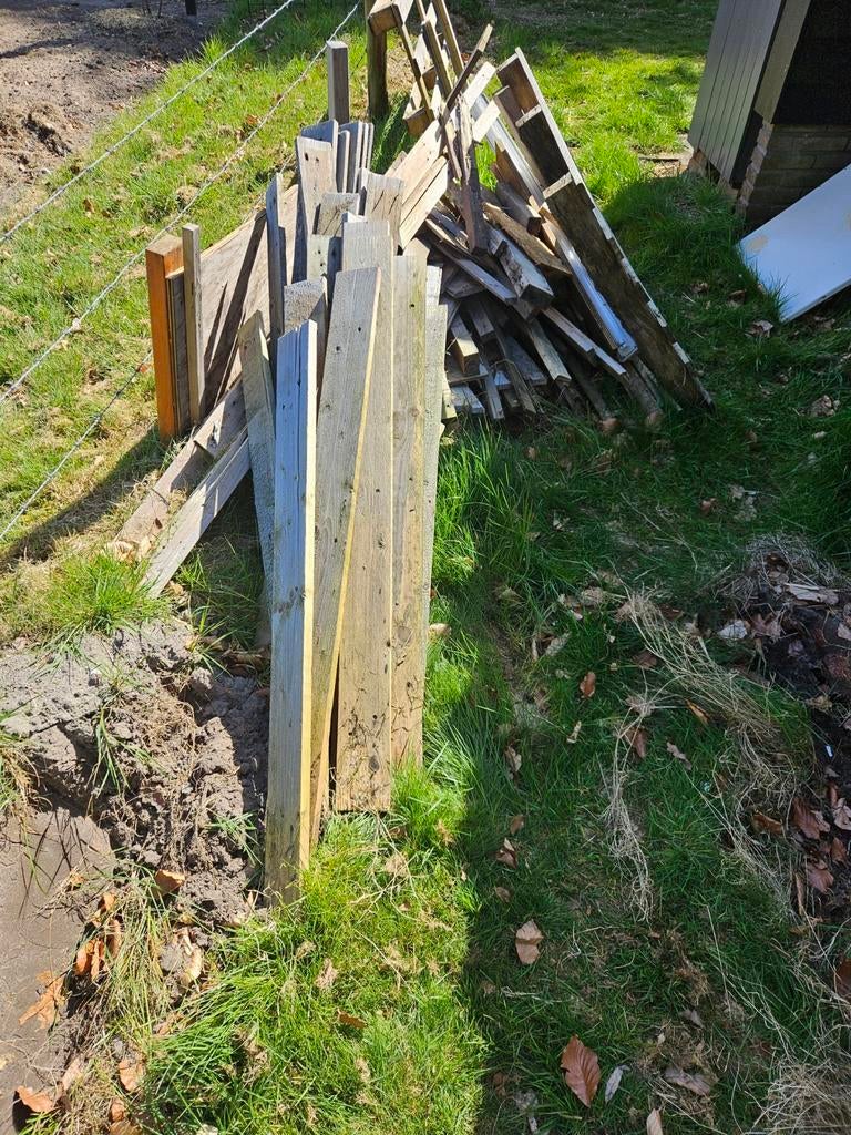 Gratis 4 pallets en ongeschilderd brandhout spijkers, droog, Tuin en Terras, Minder dan 3 m³, Ophalen, Overige houtsoorten, Blokken