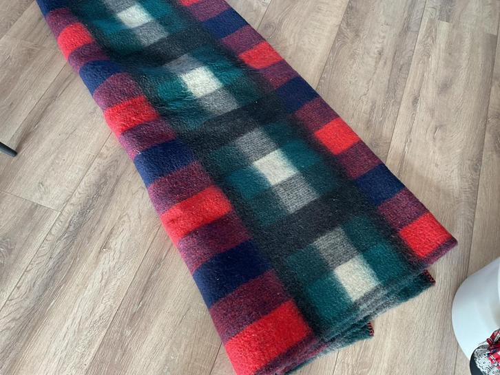 Zuiver wollen 1-persoons deken met rood-groene blokken, Huis en Inrichting, Woonaccessoires | Plaids en Woondekens, Gebruikt, Ophalen of Verzenden