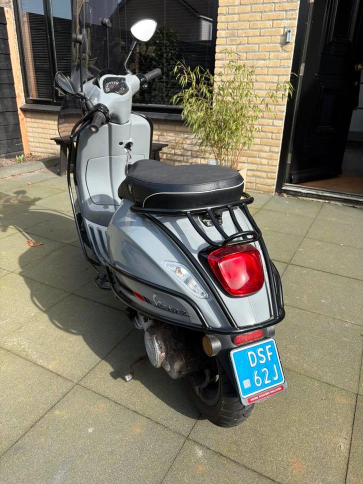 Vespa sprint nardo grey (2018), Fietsen en Brommers, Scooters | Vespa, Zo goed als nieuw, Benzine, Ophalen of Verzenden
