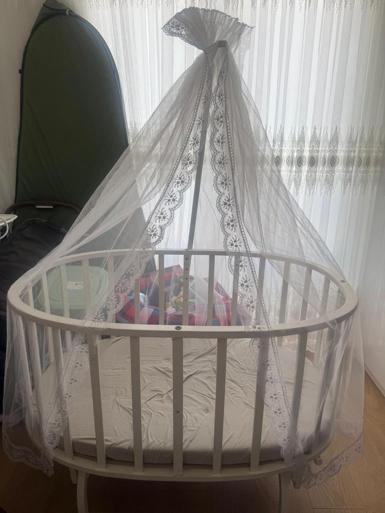 Wit ovaal wiegje met klamboe, Kinderen en Baby's, Babywiegjes en Ledikanten, Ophalen